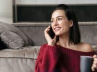 Teléfonos Samsung de gama alta exhibidos sobre fondo elegante