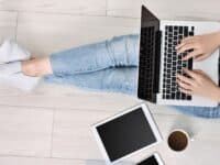 Notebook y netbook una al lado de la otra para comparar