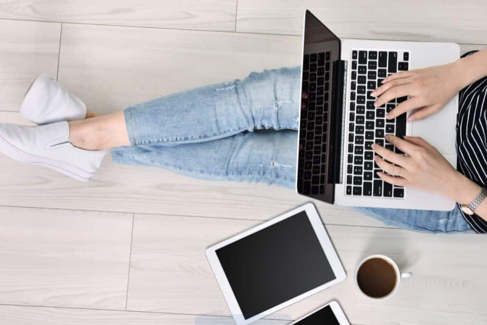 Notebook y netbook una al lado de la otra para comparar