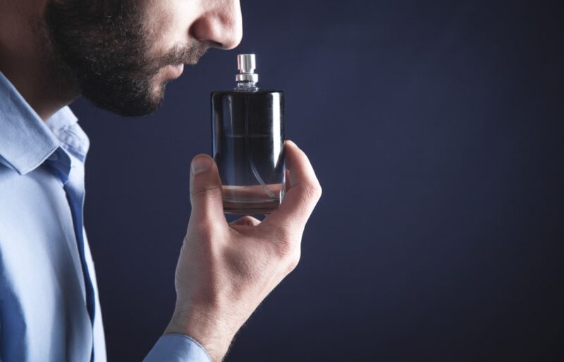 Guía de perfumes amaderados que marcan estilo en hombres