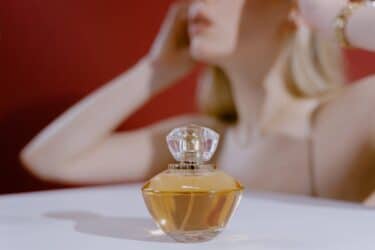 Imagen de Dónde aplicar perfume para que acompañe sin invadir