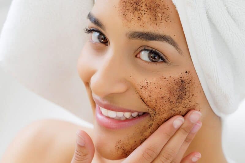 Limpiador vs exfoliante facial: qué hace cada uno y cada cuánto conviene usarlo